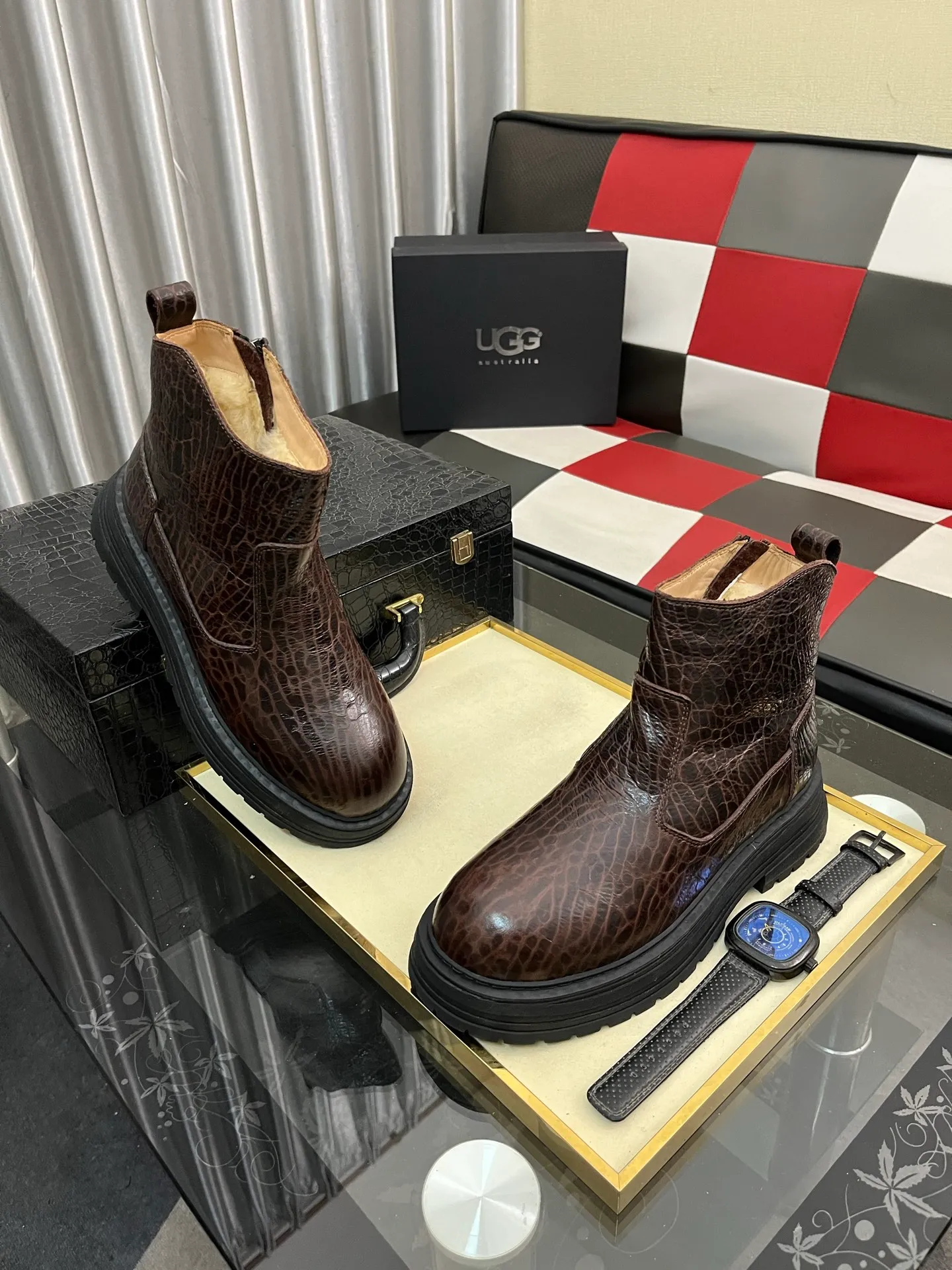 Ex-factory price: 680⌚️⌚️Thick wool imported from Australia Brand: UGG genuine purchasing agent Size: 39-44 (45 customized) Grade: Official website 1:1 Material: First layer of genuine leather waterproof and antifreeze upper Real wool lining Original non-slip and wear-resistant outsole Style category: Men's casual shoes Trendy style Comfortable on the feet Color: Official website color synchronization
